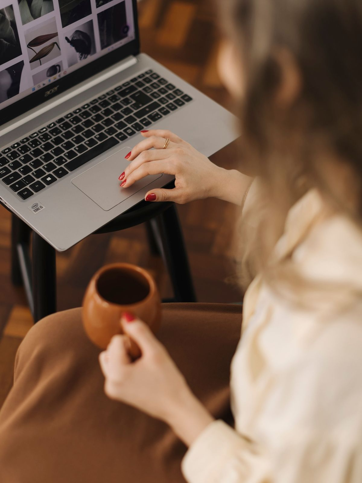 Revisión de contenido para redes sobre laptop, en un espacio creativo