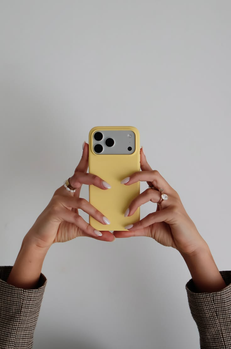 Manos sosteniendo un smartphone, listo para crear contenido en redes