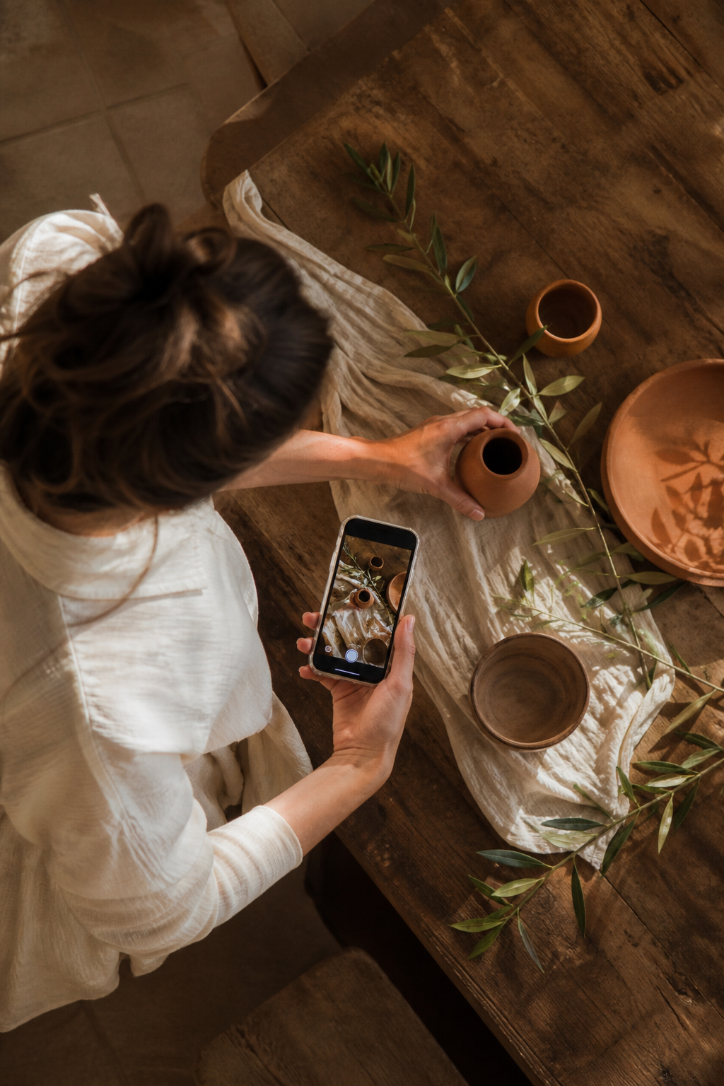 Creación de Reels: still life filmado con smartphone en mesa de producción